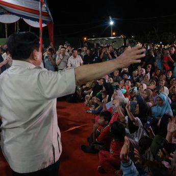 Pesan Prabowo saat Tahun Baru di Pengungsian Bareng Masyarakat Tapanuli Selatan: Kita Gotong Royong, Jaga dan Hormati Alam