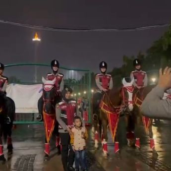 Polisi Berkuda Polsatwa Patroli di Monas, Warga Antusias hingga Foto Bareng