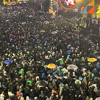 Penampakan Warga Padati Bundaran HI di Malam Tahun Baru 2026