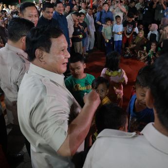 Suasana Malam Tahun Baru Remaja hingga Orang Tua Tapsel di Pengungsian Bareng Prabowo: Senang Sekali!