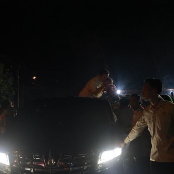 Momen Prabowo Panjatkan Doa Awal Tahun dan Didoakan Balik oleh Warga di Pengungsian Batu Hula