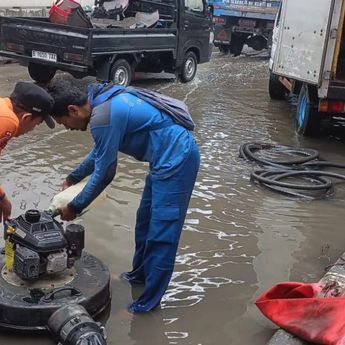 Banjir Rob Genangi Jalan RE Martadinata Jakut Jumat Pagi