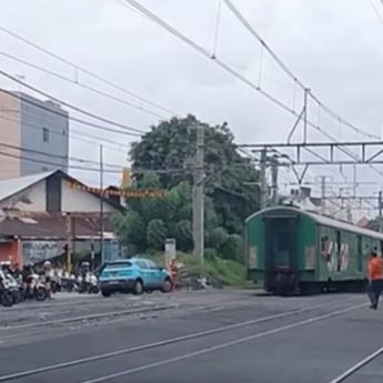 Taksi Online Ditabrak Kereta Api Sampai Ringsek di Kemayoran