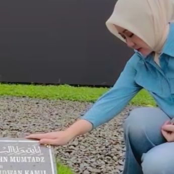 Tangis Atalia Praratya di Makam Eril: Ada Satu Rindu yang Tidak Pernah Pergi