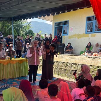 Tolak Naik Heli, Menteri PPPA Pilih 10 Jam Perjalanan Darat Demi Bertemu Korban Bencana di Tapsel