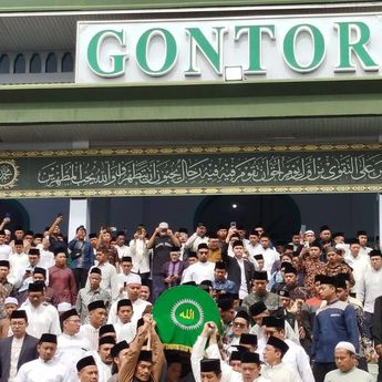 KH Amal Fathullah Zarkasyi Dimakamkan di Gontor, Ribuan Pelayat Iringi Shalat Jenazah