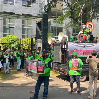 Sidang Perdana Nadiem, Pengemudi Ojol Gelar Aksi di PN Jakarta Pusat