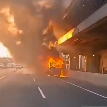 Bus Wisata Asal Lampung Terbakar Di Tol Jakarta&ndash;Cikampek