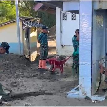 Tanpa Jeda! Intip Aksi Personel TNI Bersihkan Puskesmas hingga KUA di Pidie Jaya Aceh