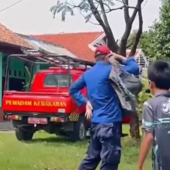 Orang Tua di Bekasi Minta Bantuan Damkar Bujuk Anak 15 Tahun yang Takut Disunat