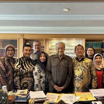 Mahathir Mohamad Dilarikan ke RS Jantung