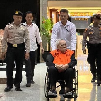 KPK Tahan Chrisna Damayanto, Berkursi Roda dan Segera Dibawa ke Rutan