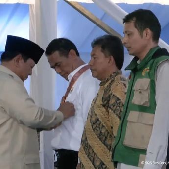 Prabowo Beri Tanda Kehormatan kepada Mentan Amran dan Petani Berprestasi di Karawang