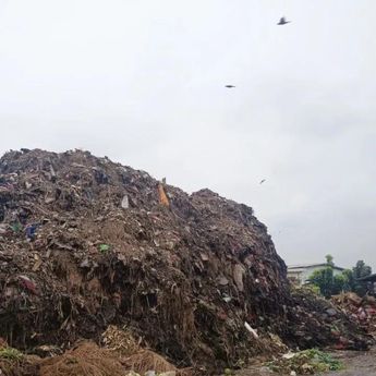 Warga Keluhkan Bau Menyengat dari Tumpukan Sampah Pasar Kramat Jati