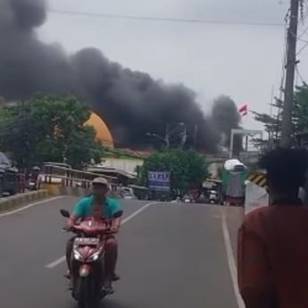 Kebakaran Lahap Bangunan di Ciledug, Asap Tebal Membumbung Tinggi