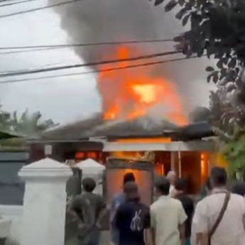 Rumah Mewah di Jatikramat Bekasi Kebakaran Hebat