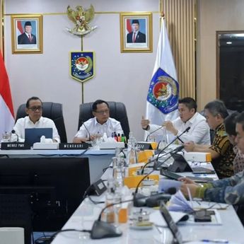 Seskab Teddy dan Mendagri Bahas Rehabilitasi Pascabencana Sumatera