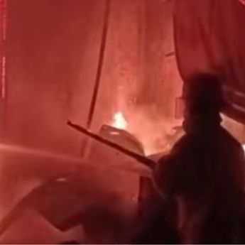 Kebakaran Hebat Lahap Bangunan di Citeureup Bogor