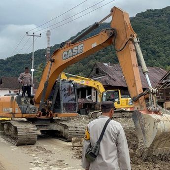 Melihat Pembersihan Lumpur dan Material Kayu oleh TNI di Sumut, Cangkul hingga Alat Berat Dikerahkan