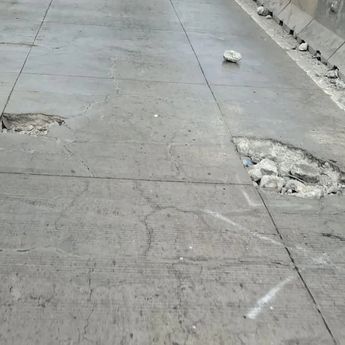 Jalan Layang Pesing Berlubang, Sejumlah Mobil Pecah Ban di Daan Mogot