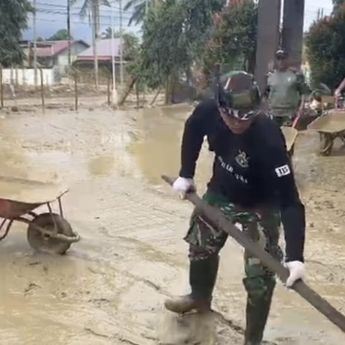 Prajurit TNI, Guru dan Siswa Gotong Royong Bersihkan SMKN 1 Kuala Simpang