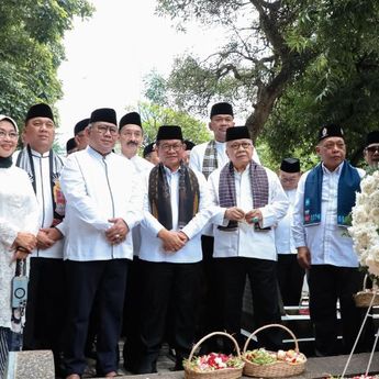 Bersama Pramono, Fauzi Bowo Ziarah ke Makam MH Thamrin dan Sampaikan Pesan Ini