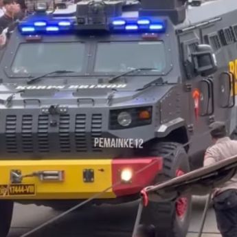 Momen Tegang Jelang Laga, Persija Datang ke GBLA Naik Rantis Brimob