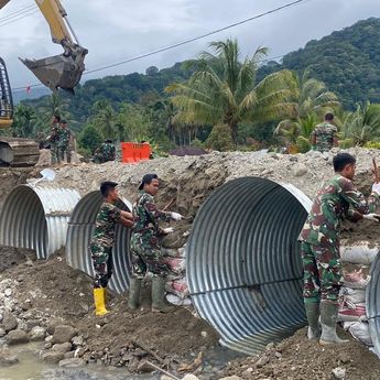 TNI dan Warga Gotong Royong Bangun Jembatan Bailey-Armco di Sumatra