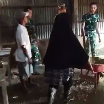 Potret Ibu-ibu Bareng TNI Bersihkan Rumah Terdampak Bencana di Aceh