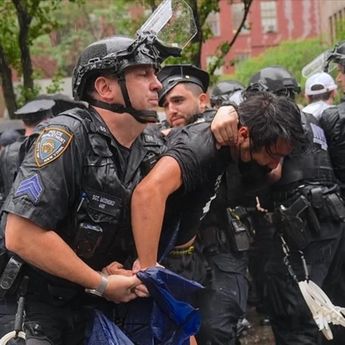 Ribuan Massa Turun ke Fifth Avenue New York Protes Kebijakan Presiden Trump