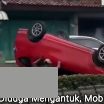 VIDEO: Daihatsu Sigra Terbalik Sampai Ringsek Usai Kecelakaan di Pekalongan