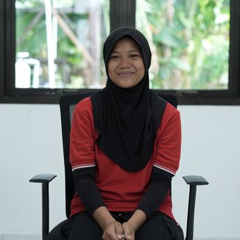 Sendiri di Tengah Perbedaan, Siswi Berhijab Ini Menemukan Rumah Baru di Sekolah Rakyat Kupang