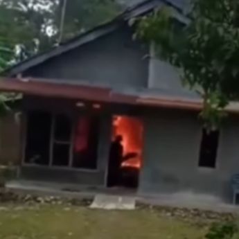 VIDEO: Pemuda Nyaris Terpanggang Api, Selamatkan Motor Tetangganya dari Kebakaran Rumah