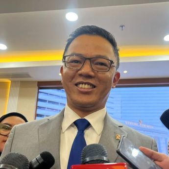 Menlu Sebut Masih Pantau Situasi Iran, Evakuasi WNI Belum Diputuskan