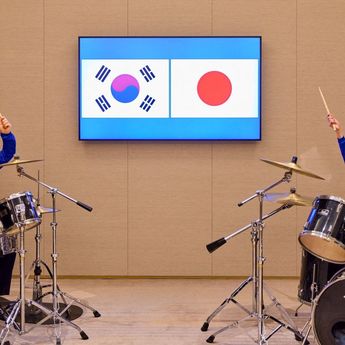Presiden Korea Selatan dan PM Jepang Akhiri KTT dengan Main Musik Bawakan Lagu BTS
