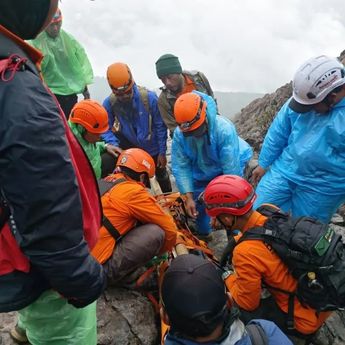 Tim SAR Berhasil Evakuasi Jenazah Syafiq Ali di Gunung Slamet Setelah 16 Hari Pencarian