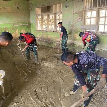 Andalkan Serokan dan Gerobak, TNI Bersihkan Lumpur Tebal di Sekolah-sekolah Aceh Tamiang