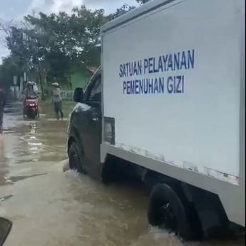 Mobil SPPG Terobos Banjir di Banjar Demi Kirim Bantuan Makanan Bergizi