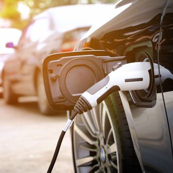 Penjualan BEV Meroket 150 Kali Lipat, Mobil BBM Terus Merosot