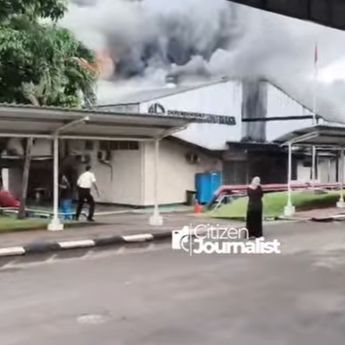Kebakaran Pabrik di Desa Cicadas Bogor