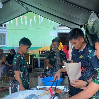 Dapur Umum TNI Terus Mengepul, Dukung Masyarakat-Prajurit di Wilayah Bencana
