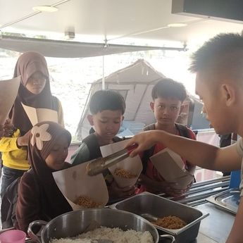 Dapur Umum Polri Terus Beri Makan Pengungsi Korban Bencana Sumatra