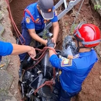 Motor Tiba-tiba Terperosok ke Tanah Amblas di Jatirahayu Bekasi