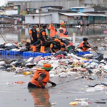 137 Ton Sampah Pesisir Tanggul Laut Muara Baru Jakarta Utara Diangkut