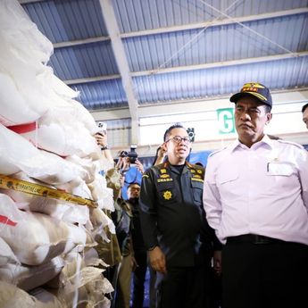 Sidak ke Tanjung Balai Karimun, Mentan Amran Bongkar 1.000 Ton Beras Ilegal