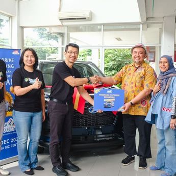 Daihatsu Rocky Hybrid Resmi Diserahkan ke Pemenang Undian Astra Auto Fest 2025