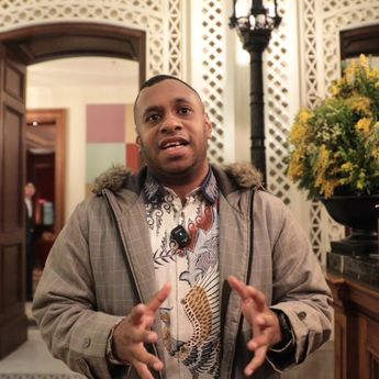 Mahasiswa Asal Papua Gembira Bertemu Prabowo di London, Berikan Karya Buku Terbarunya