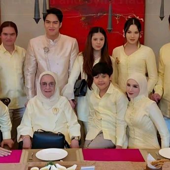 El Rumi dan Syifa Hadju Gelar Lamaran, Keluarga Kompak Pakai Seragam Kuning
