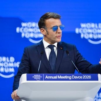 Trump Cibir Kacamata Hitam Macron 