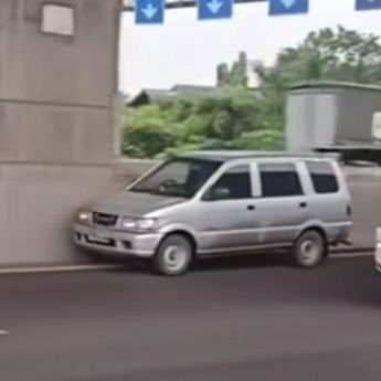 Mobil Panther Jalan Sendiri di Tpl Cikampek, Pengemudi Diduga Kena Serangan Jantung